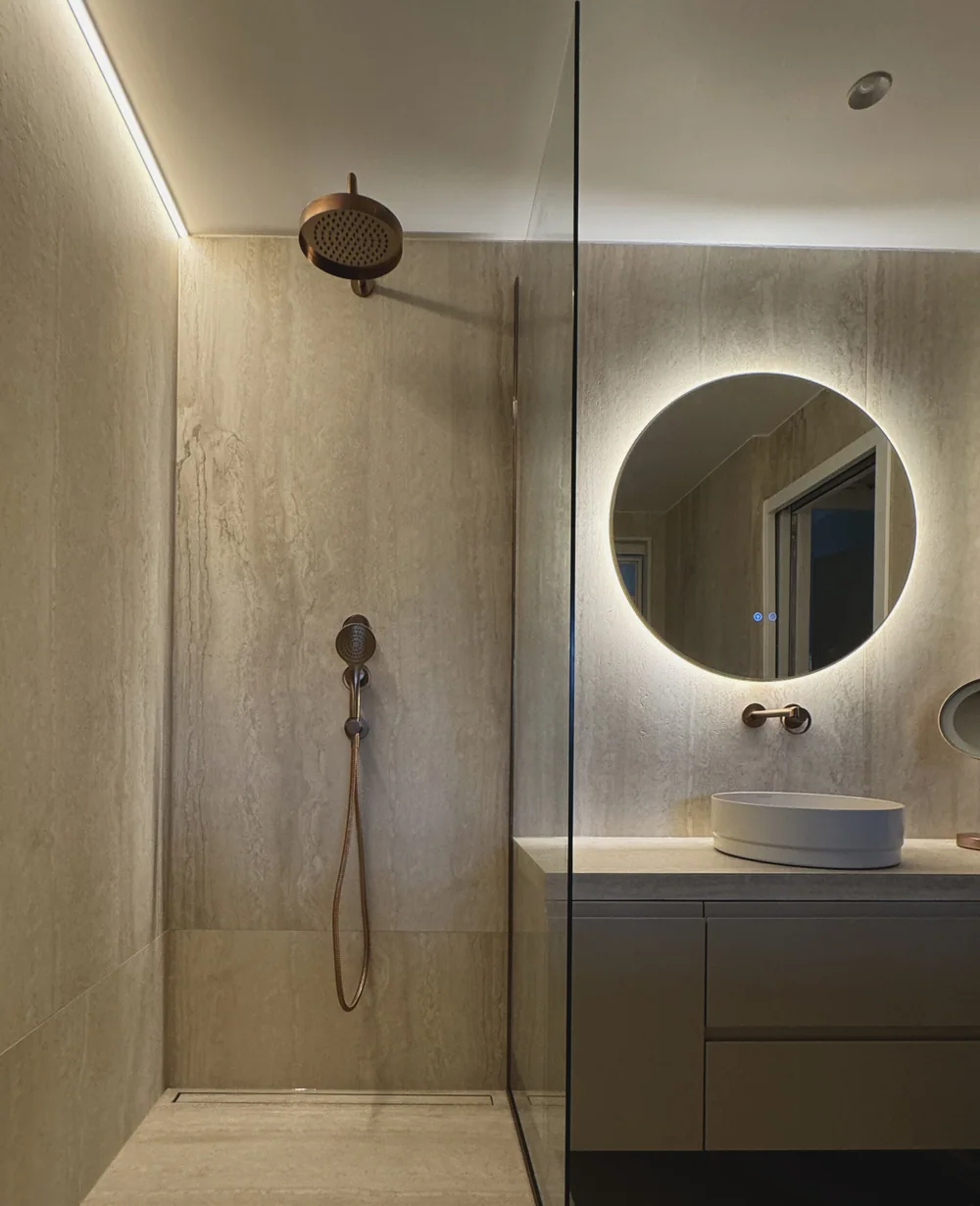 Douche et vasque dans la salle de bain en travertin — Alouette