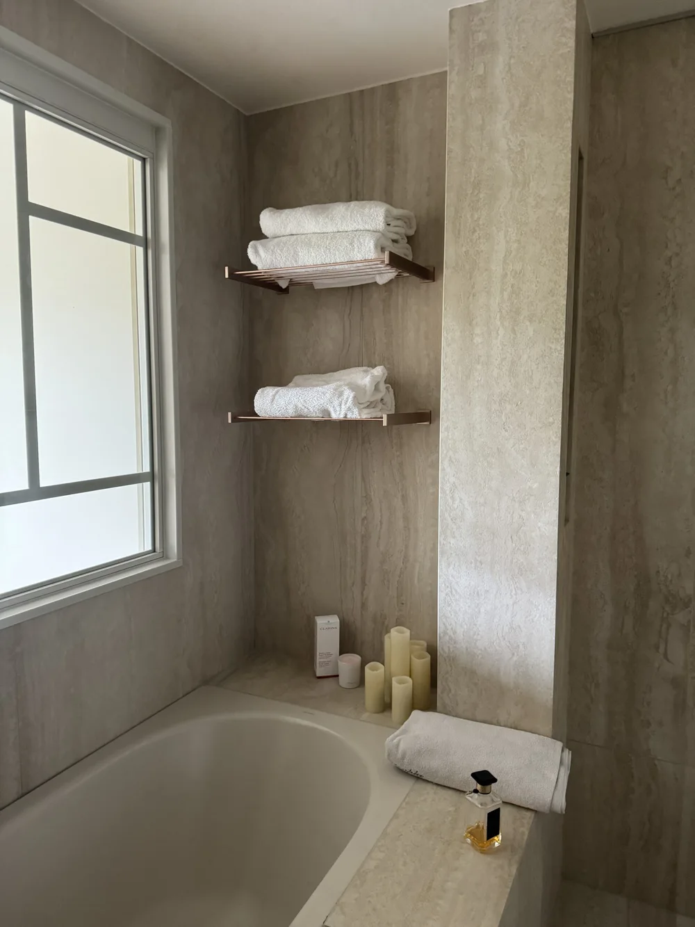 Baignoire sous la fenêtre — Projet Alouette, Saint-Mandé