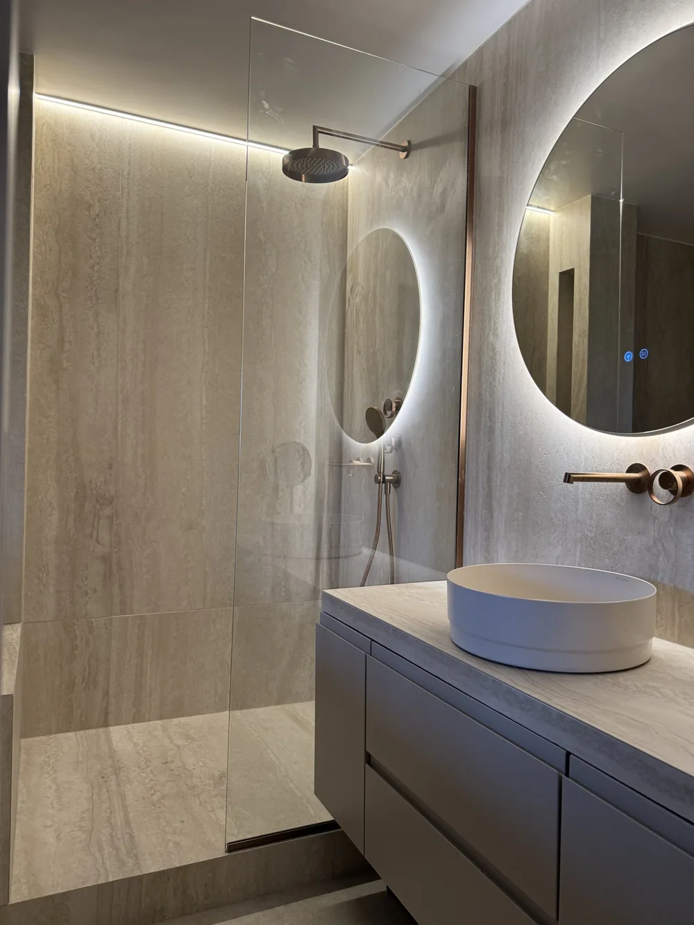 Douche vitrée, vasque et miroir rond — Projet Alouette, Saint-Mandé