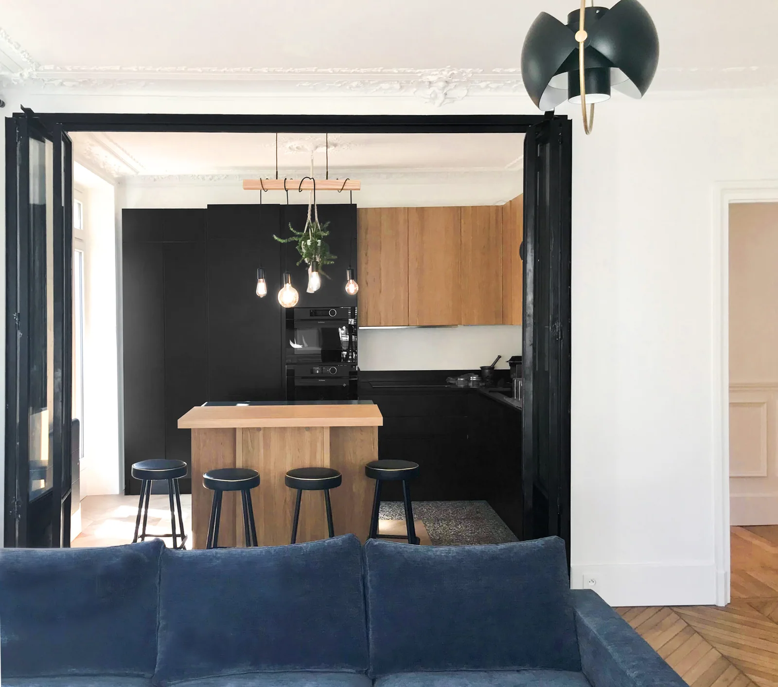 Vue du salon vers la cuisine et la verrière ouverte — Beaumarchais