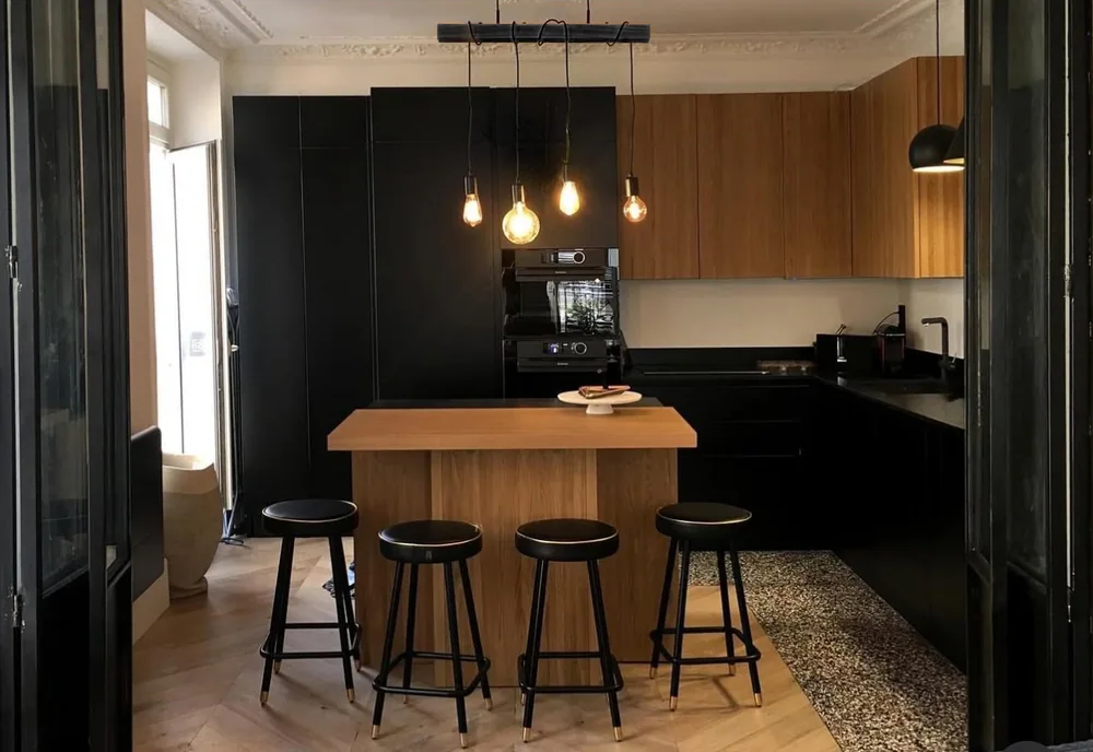 Cuisine et comptoir avec tabourets — Projet Beaumarchais, Paris