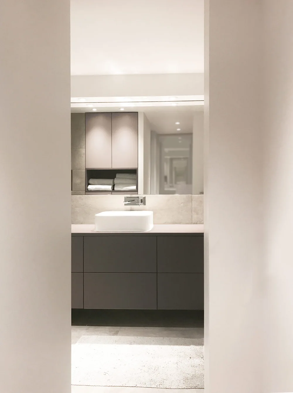 Meuble vasque vu depuis le couloir — Projet Jemmapes, Paris