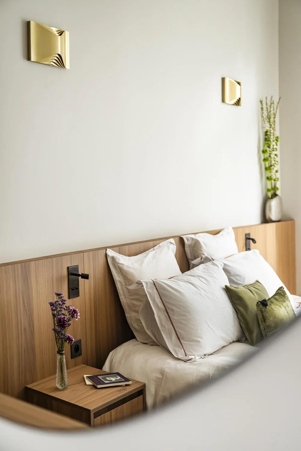 Tête de lit en noyer et chevets suspendus — Projet Laffitte, Neuilly-sur-Seine