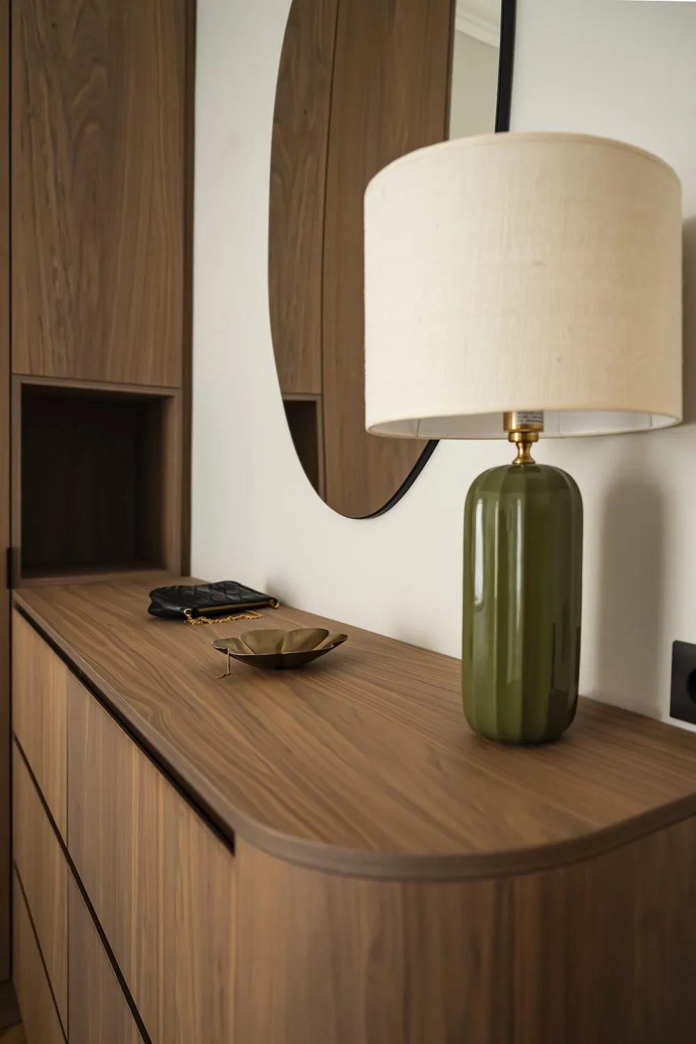 Commode en noyer et miroir — Laffitte