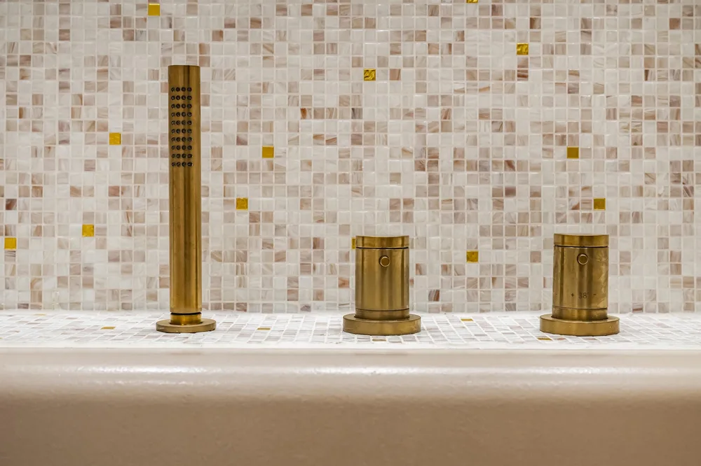 Robinetterie en or brossé sur fond de mosaïque — Projet Laffitte, Neuilly-sur-Seine