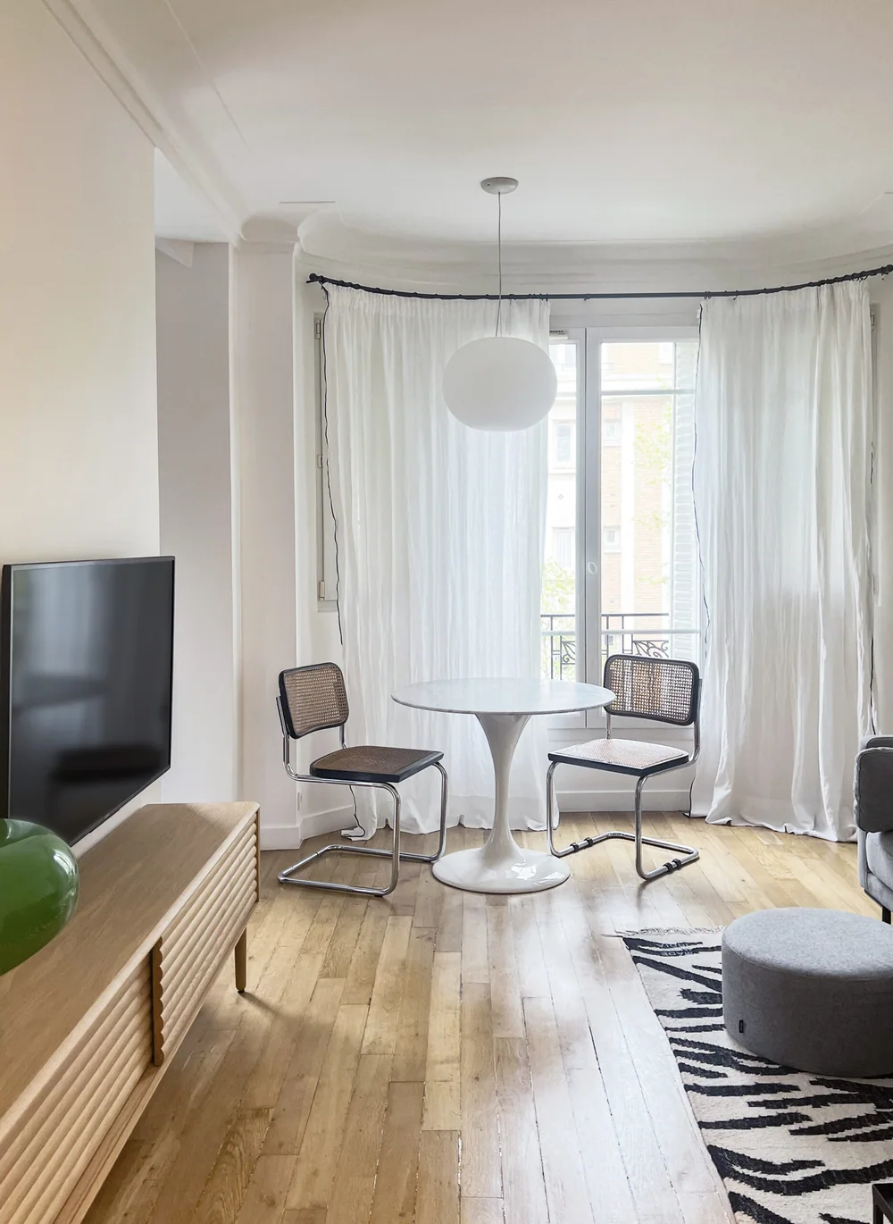 Coin repas devant les fenêtres du séjour — Projet Ledru-Rollin, Paris 11e