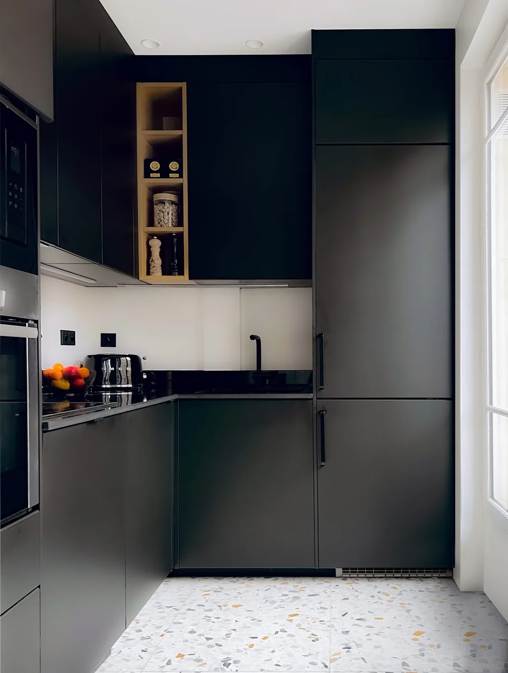 Cuisine aux façades noires mates — Projet Ledru-Rollin, Paris 11e