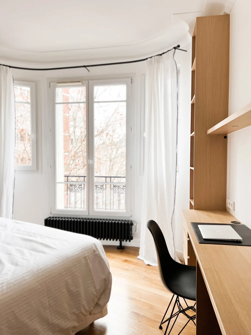Bureau et rangements en chêne dans la chambre — Projet Ledru-Rollin, Paris 11e