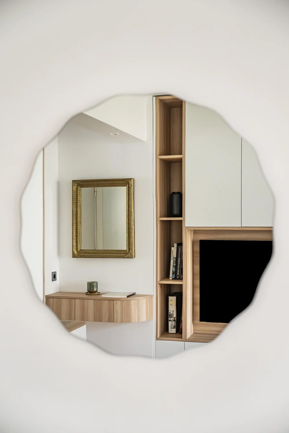 Menuiseries du séjour reflétées dans le miroir — Projet Valmi, Paris Est