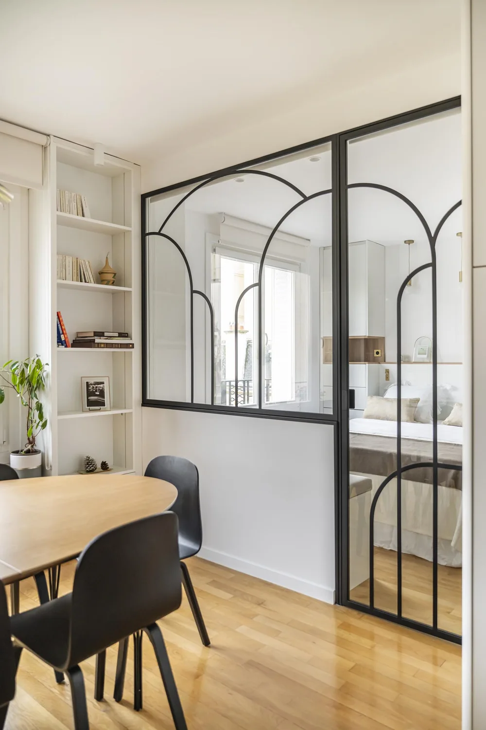 Coin repas devant la verrière en acier — Projet Valmi, Paris Est