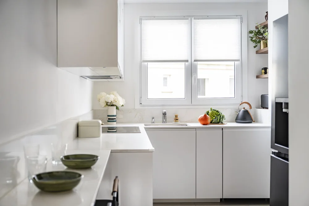 Cuisine aménagée autour de la fenêtre — Projet Valmi, Paris Est