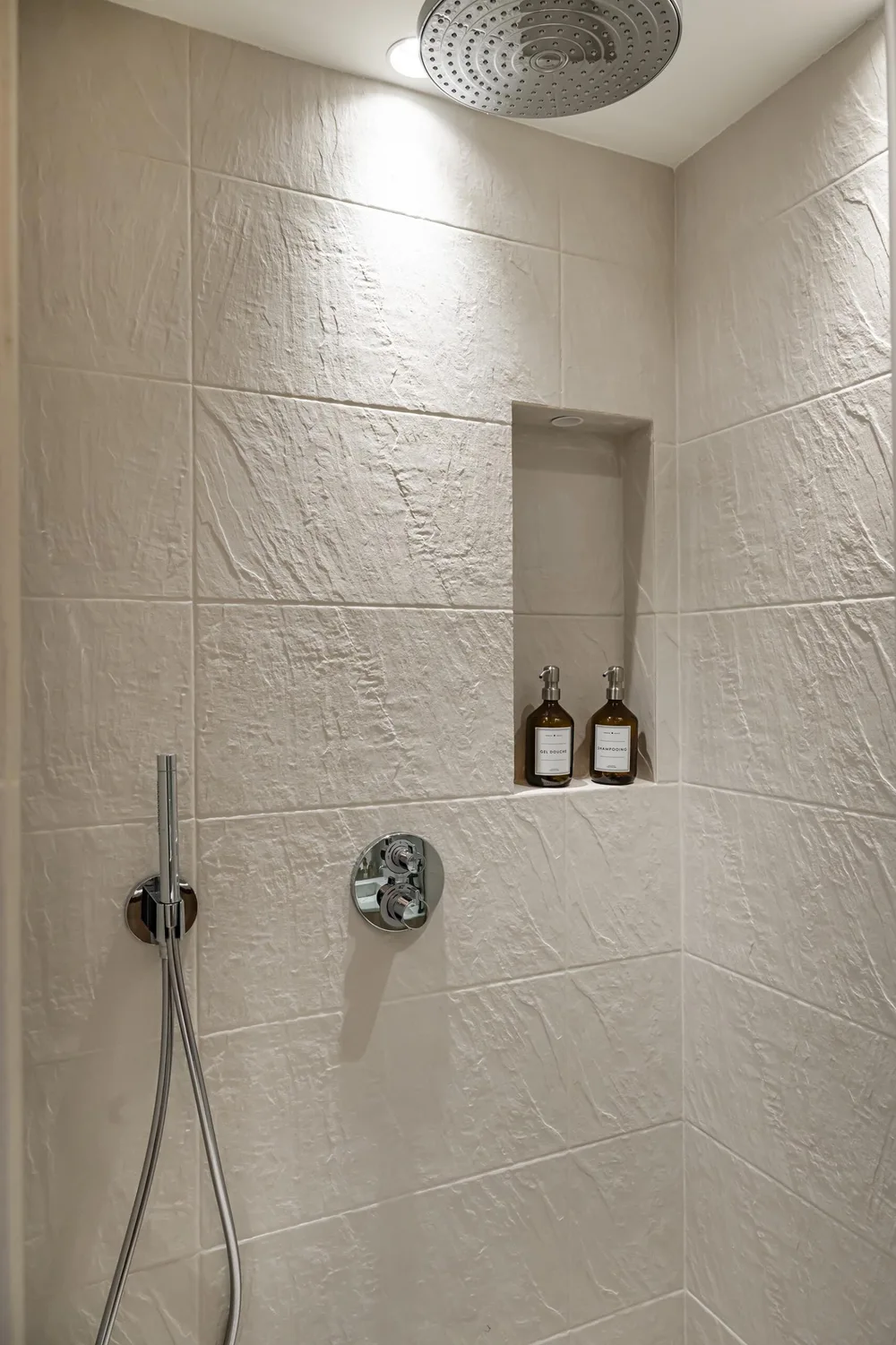 Douche et niche murale — Projet Valmi, Paris Est