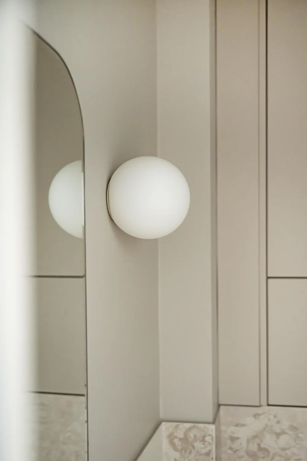 Applique et miroir dans les WC — Projet Valmi, Paris Est