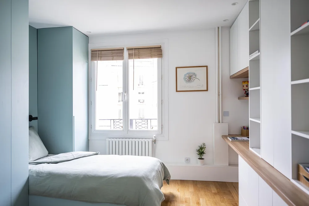 Lit et bureau de la chambre des enfants — Projet Valmi, Paris Est